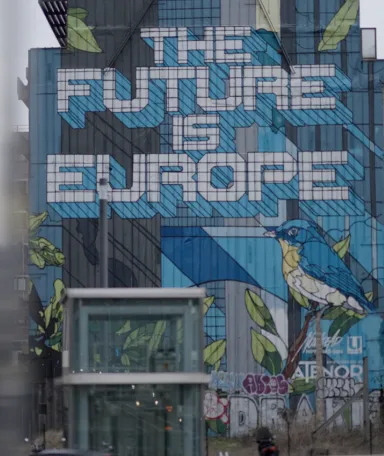 Imagem de um mural com a inscrição «The Future is Europe» para o documentário «Portugal na Europa: Raízes e Horizontes»