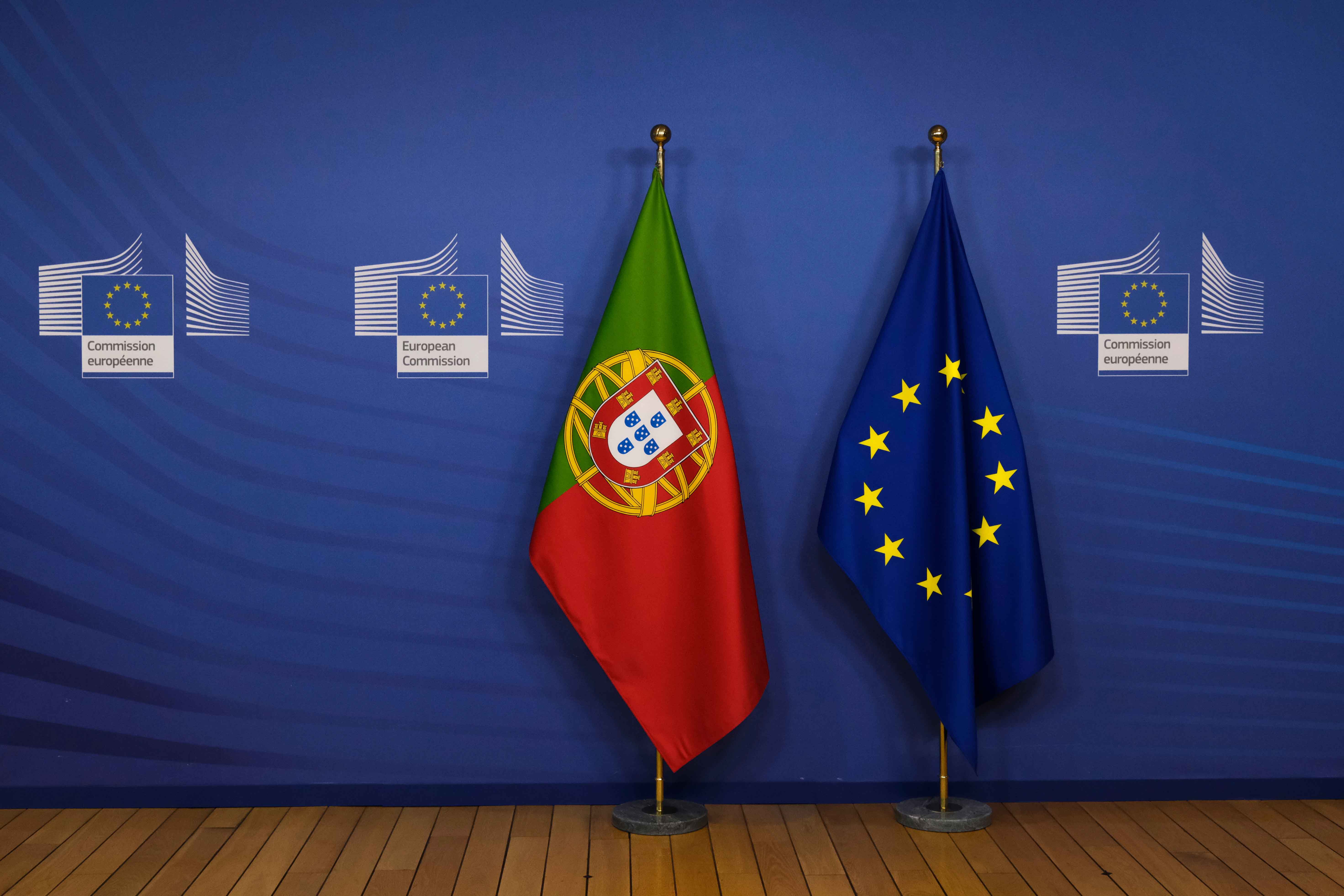 Bandeira de Portugal e Bandeira da União Europeia