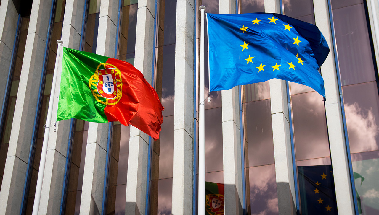 Bandeiras de Portugal e da UE - três décadas de Portugal Europeu, um estudo da Fundação Francisco Manuel dos Santos