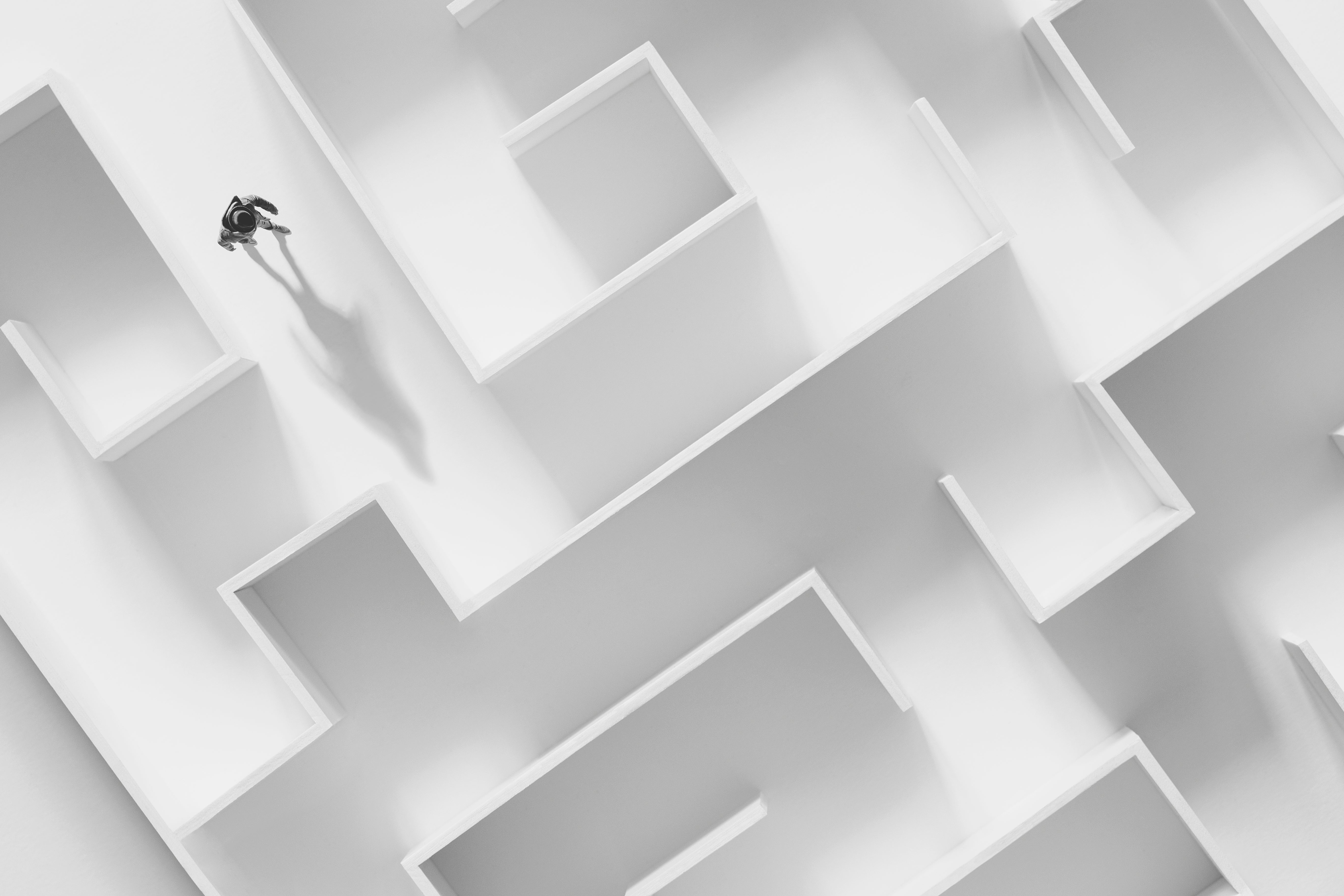 Imagem de um homem num labirinto. Crédito: Shutterstock