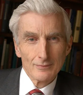 Imagem do comólogo e astrofísico, que é Astrónomo Real da Grã Bretanha Martin Rees