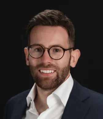 Imagem de Thomas Curran, psicólogo britânico especialista em perfecionismo
