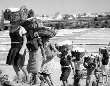 Imagem de mulheres nas salinas de Faro durante a Segunda Grande Guerra. Imagem do Arquivo Municipal de Lisboa.