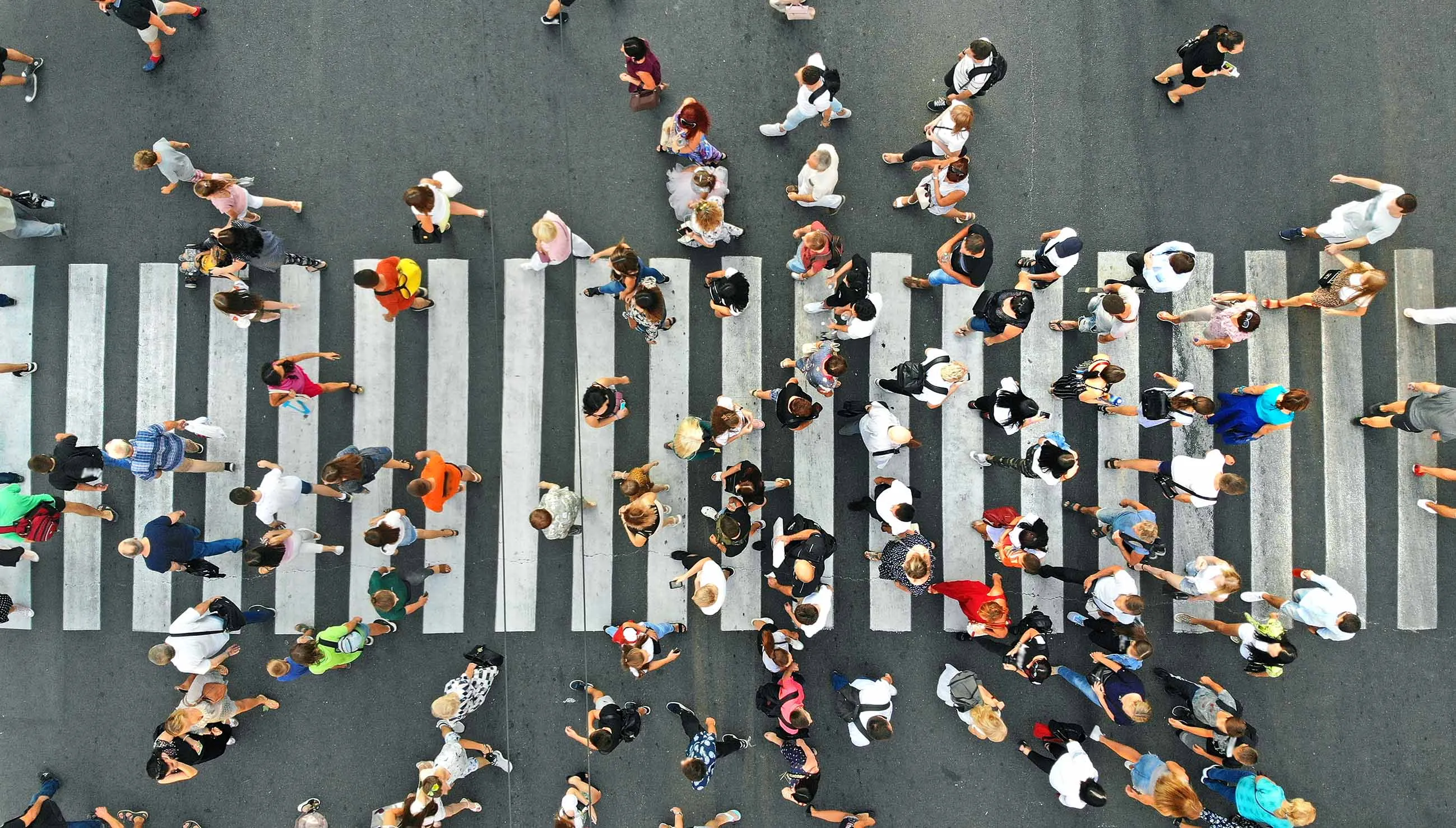 passadeira vista de cima com pessoas a atravessar