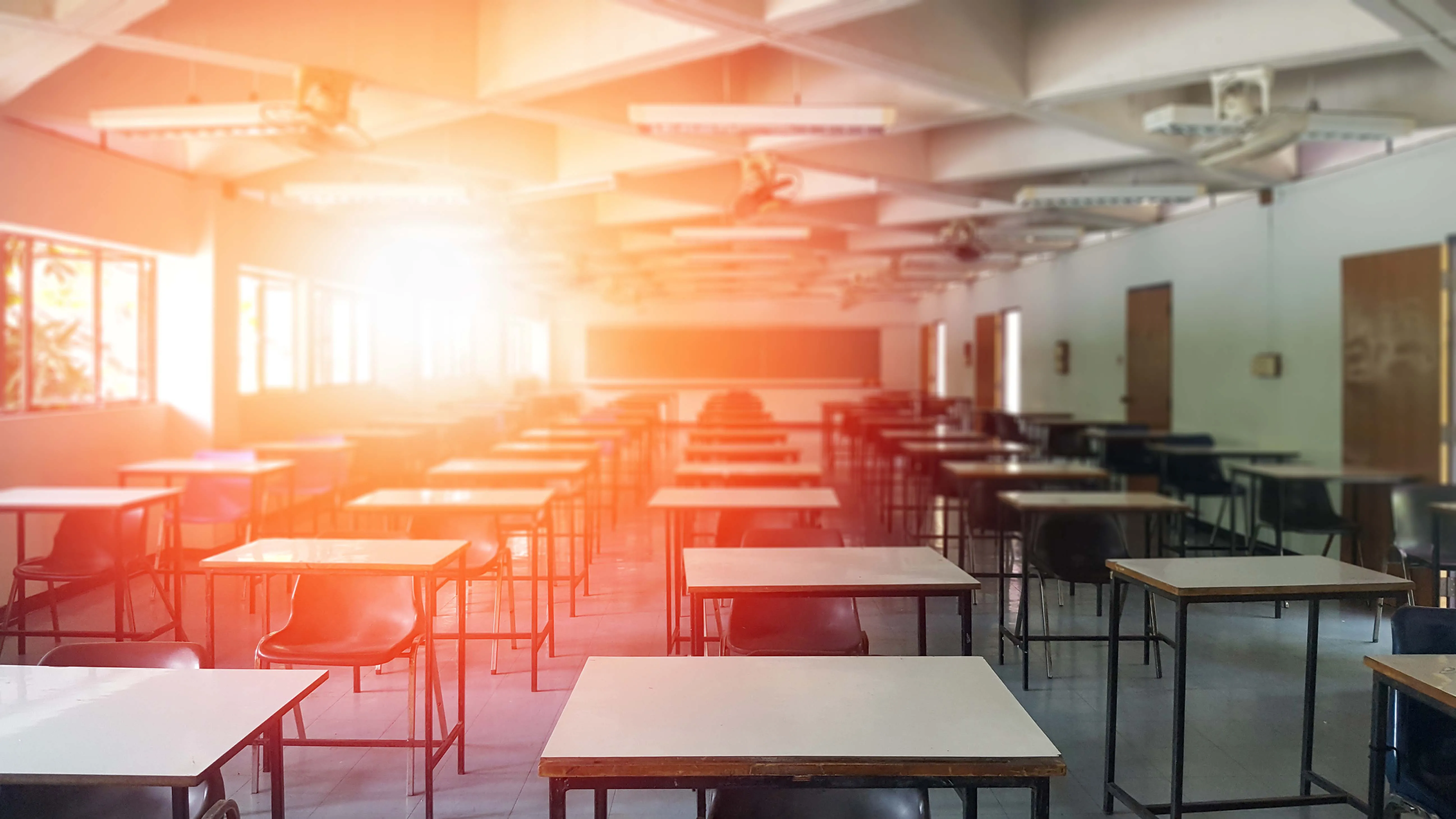 mesas e cadeiras numa sala de aula