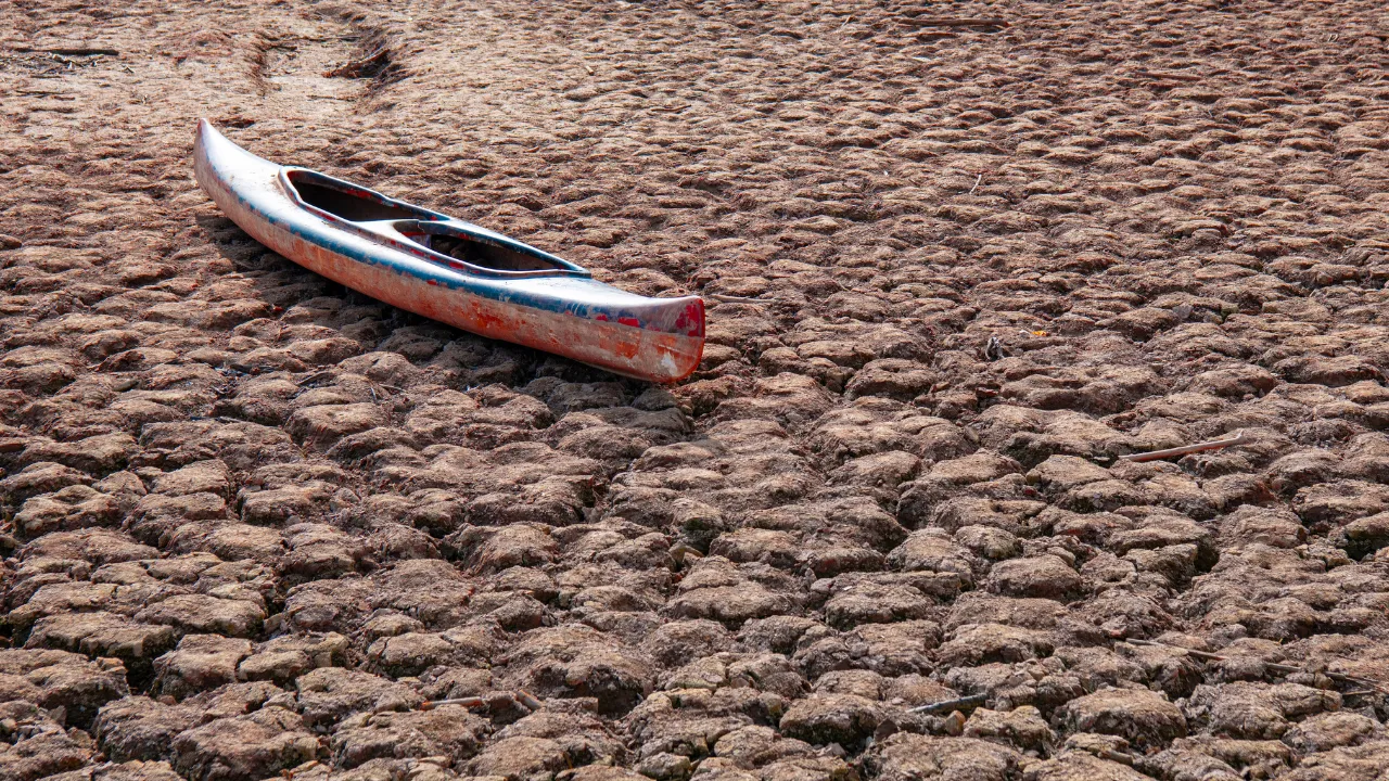 Imagem de uma canoa numa barragem seca, que ilustra o impacto da seca atual na barragem de Sau, na Catalunha. Créditos: shutterstock