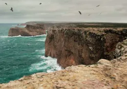 Imagem da costa portuguesa num dia de tempestade