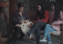Imagem de uma mãe a conversar com as filhas adolescentes no documentário «Os dias contados»