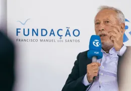 Imagem do politólogo António Costa Pinto, no debate sobre Direitos Humanos