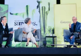 O escritor e historiador Yuval Noah Harari com a cientista maria Manuel Mota e Adolfo Mesquita Nunes