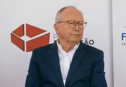 Imagem do ex-ministro da Saúde António Correia de Campos na Praça da Fundação