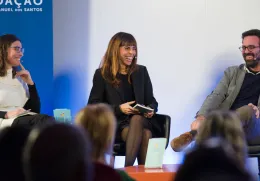 Imagem de Pedro Freitas, autor do ensaio «Economia da Educação», com a economista Joana Pais e a docente Inês Rodrigues, durante o debate da Praça da Fundação