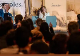 Roberta Metsola ao vivo em Portugal, a responder às questões dos jovens presentes na plateia