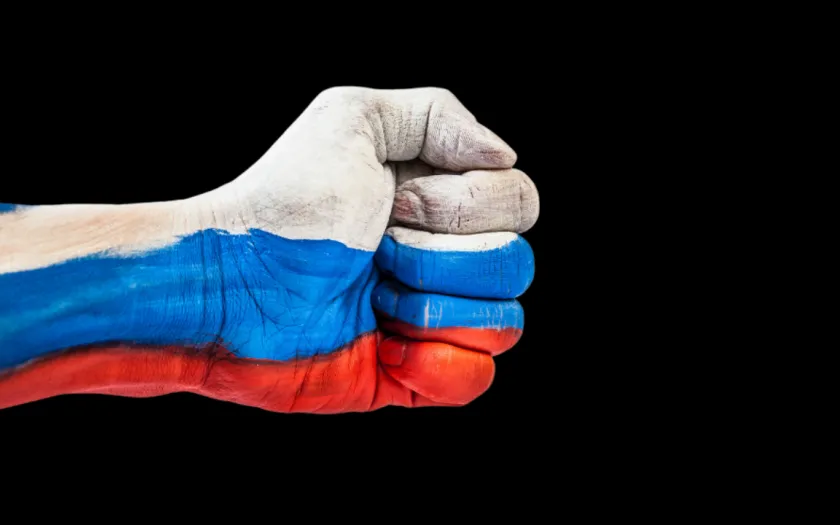 Imagem de um punho cerrado com as cores da bandeira russa
