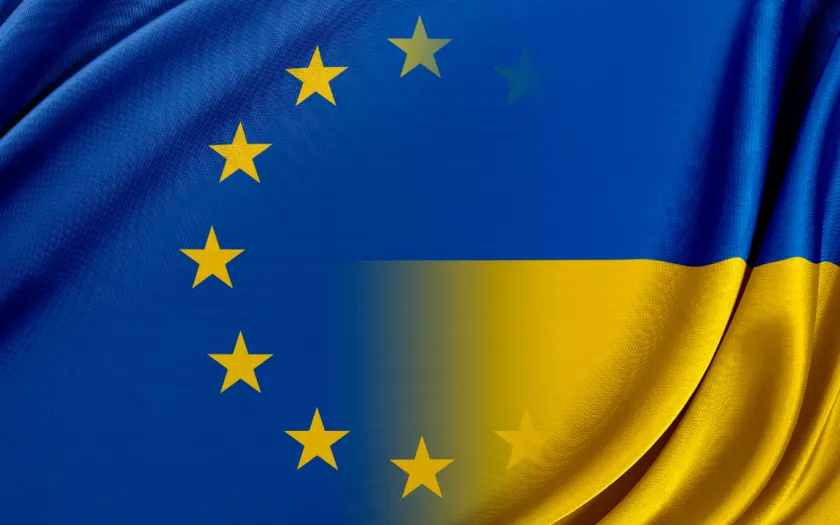 Imagem da Bandeira da União Europeia sobreposta à bandeira da Ucrânia