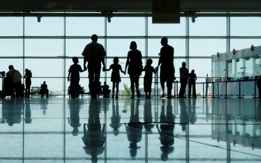 Imagem de uma família num aeroporto