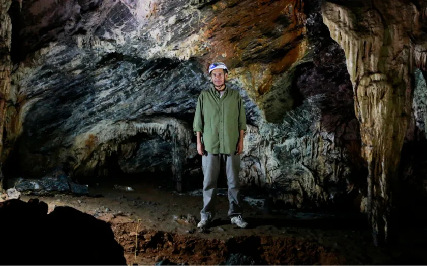 Imagem do arquólogo João Zilhão, numa das suas explorações arqueológicas