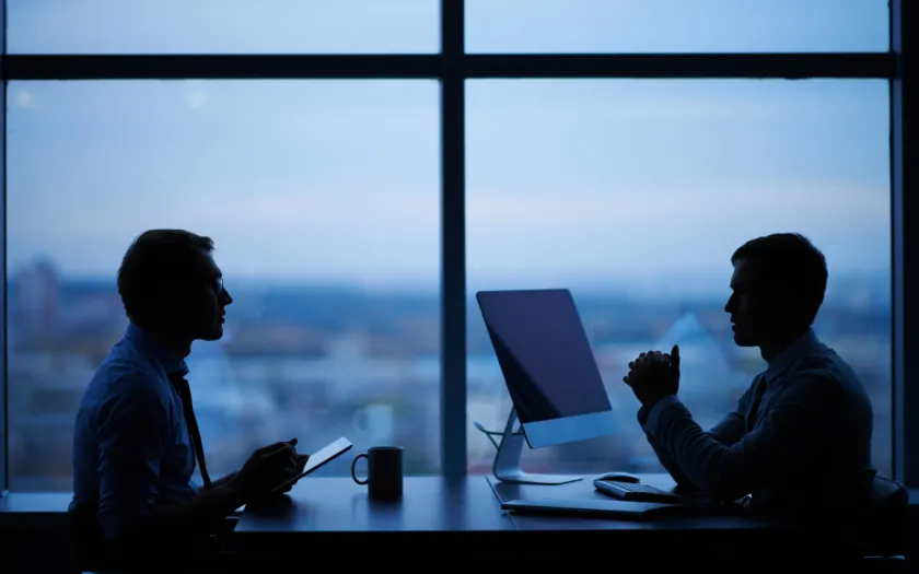 Imagem de duas pessoas num escritório, para ilustrar artigo sobre 35 horas semanais de trabalho