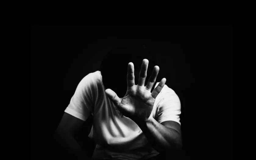 Imagem de homem a tentar proteger-se de um ataque