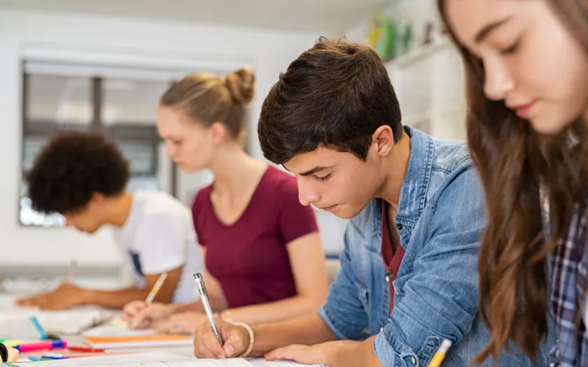 Imagem de alunos a fazerem exames na sala de aula