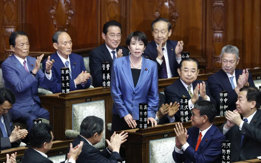 A nova primeira ministra do Japão, Sanae Takaichi, agradece a eleição durante uma sessão parlamentar extraordinária, em Tóquio. Crédito: FRANCK ROBICHON/Lusa