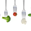 Imagem de garfos com vários vegetais e frutos