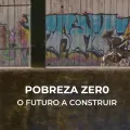 Imagem de uma mulher a empurrar um carrinho de gémeos e com um bebé ao colo