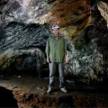 Imagem do arquólogo João Zilhão, numa das suas explorações arqueológicas