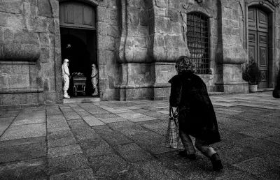 Abril de 2020: Cerimónias fúnebres de uma das primeiras vítimas de Covid-19, no crematório da Lapa, no Porto. Só a filha, o genro e outro casal assistiram à despedida/Adelino Meireles