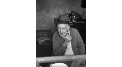 Homem a fazer a barba. Óbidos, 1978. Crédito: Nuno Félix da Costa.