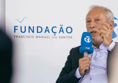 Imagem do politólogo António Costa Pinto, no debate sobre Direitos Humanos