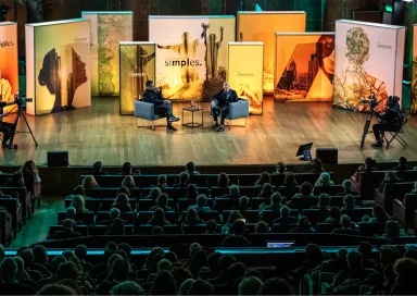 Imagem da entrevista com o escritor e historiador Simon Sebag Montefiore Aula Magna