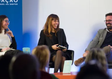 Imagem de Pedro Freitas, autor do ensaio «Economia da Educação», com a economista Joana Pais e a docente Inês Rodrigues, durante o debate da Praça da Fundação