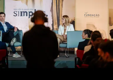 Roberta Metsola ao vivo em Portugal, durante a entrevista da série «Isto Não é Assim tão Simples»