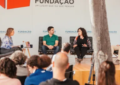 Imagem do debate «Que papel social têm as bibliotecas públicas?» na Feira do Livro de Lisboa