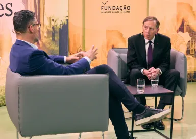 Imagem do programa «Guerra e paz não é assim tão simples», com David Petraeus