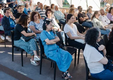 Imagem da plateia a assistir à Praça da Fundação «Refugiadas em Portugal, uma vulnerabilidade a mais», na Feira do Livro de Lisboa