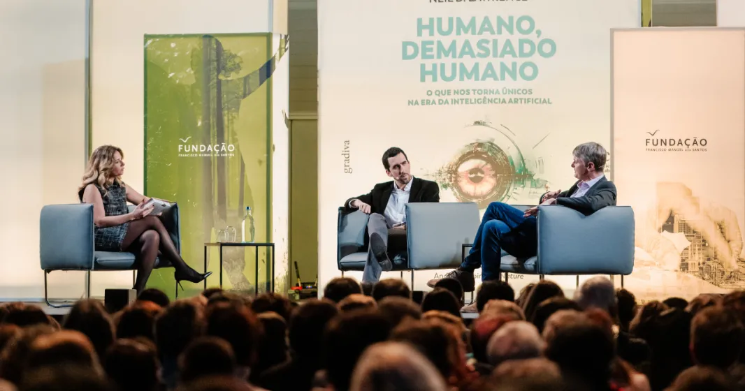 Imagem de Neil Lawrence com Bernardo Caldas e Marta Dhanis