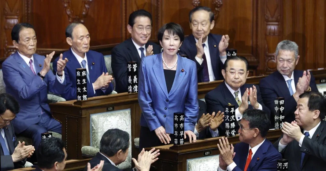 A nova primeira ministra do Japão, Sanae Takaichi, agradece a eleição durante uma sessão parlamentar extraordinária, em Tóquio. Crédito: FRANCK ROBICHON/Lusa