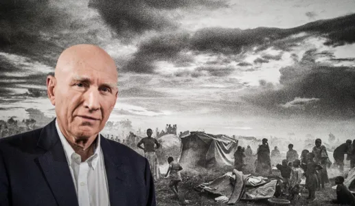 Imagem de Sebastião Salgado junto a uma das suas fotografias sobre refugiados