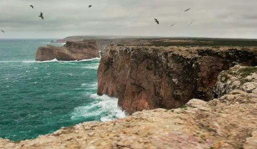 Imagem da costa portuguesa num dia de tempestade