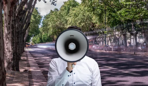 Imagem de protestos, tendo como fundo a Avenida da liberdade