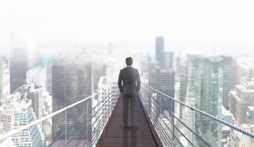 Imagem de um homem numa ponte suspensa