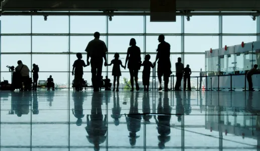 Imagem de uma família num aeroporto