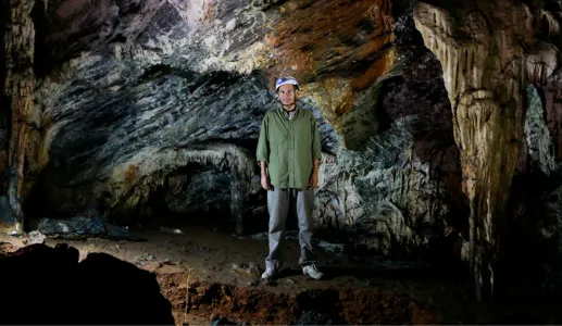 Imagem do arquólogo João Zilhão, numa das suas explorações arqueológicas