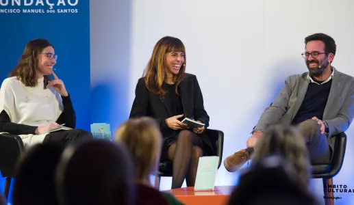 Imagem de Pedro Freitas, autor do ensaio «Economia da Educação», com a economista Joana Pais e a docente Inês Rodrigues, durante o debate da Praça da Fundação