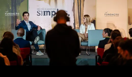 Roberta Metsola ao vivo em Portugal, durante a entrevista da série «Isto Não é Assim tão Simples»