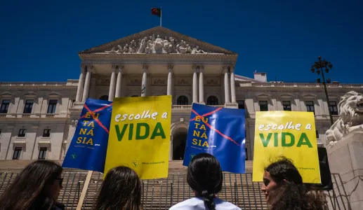 Imagem de manifestação contra a eutanásia, em frente às escadarias da Assembleia da República. @Agência Lusa