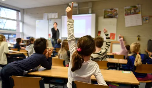 Imagem de crianças numa sala de aula do ensino básico