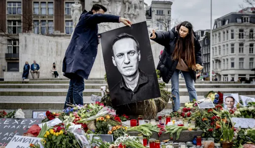 Fotografia de uma vigilia, organizada na Praça Dam (Holanda), em memória de Alexei Navalny, poucos dias após a sua morte. ©EPA